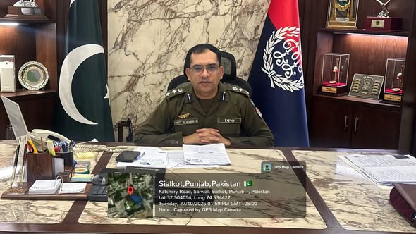 ڈسٹرکٹ پولیس آفیسر سیالکوٹ کیپٹن (ر) دوست محمد نے اپنے دفتر میں اوپن ڈور پالیسی کے تحت شہریوں کے مسائل دریافت کیے اور متعلقہ افسران کو شکایات کا میرٹ کی بنیاد پر ازالہ کرنے کے احکامات جاری کیے