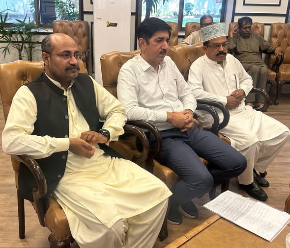 ڈسٹرکٹ پولیس آفیسر سیالکوٹ کیپٹن (ر) دوست محمد نے اپنے دفتر میں اوپن ڈور پالیسی کے تحت شہریوں کے مسائل دریافت کیے اور متعلقہ افسران کو شکایات کا میرٹ کی بنیاد پر ازالہ کرنے کے احکامات جاری کیے