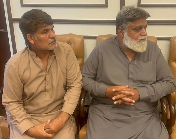 ڈسٹرکٹ پولیس آفیسر سیالکوٹ کیپٹن (ر) دوست محمد نے اپنے دفتر میں اوپن ڈور پالیسی کے تحت شہریوں کے مسائل دریافت کیے اور متعلقہ افسران کو شکایات کا میرٹ کی بنیاد پر ازالہ کرنے کے احکامات جاری کیے