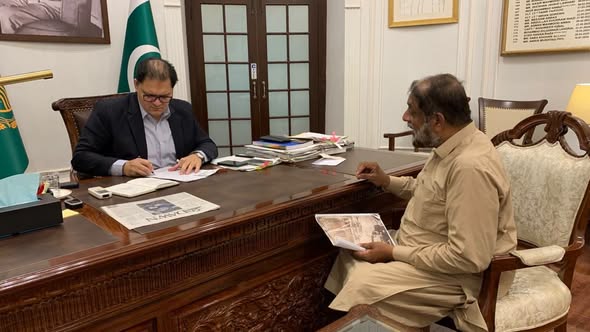 ڈپٹی کمشنر سیالکوٹ اویس مشتاق نے اوپن ڈور پالیسی کے تحت اپنے دفتر میں شہریوں کی درخواستیں وصول کیں اور ان پر ضروری احکامات جاری کئے