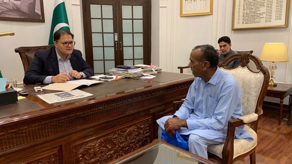ڈپٹی کمشنر سیالکوٹ اویس مشتاق نے اوپن ڈور پالیسی کے تحت اپنے دفتر میں شہریوں کی درخواستیں وصول کیں اور ان پر ضروری احکامات جاری کئے - تصویر 1