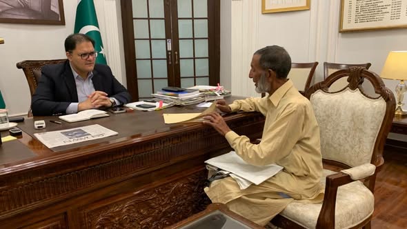 ڈپٹی کمشنر سیالکوٹ اویس مشتاق نے اوپن ڈور پالیسی کے تحت اپنے دفتر میں شہریوں کی درخواستیں وصول کیں اور ان پر ضروری احکامات جاری کئے - تصویر 2