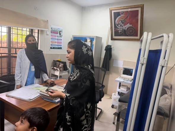 اسسٹنٹ کمشنر پسرور کا بنیادی مرکز صحت بن باجوا کا دورہ
