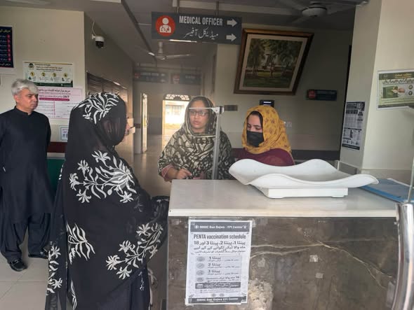 اسسٹنٹ کمشنر پسرور کا بنیادی مرکز صحت بن باجوا کا دورہ