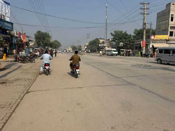 پسرور: امن چوک میں غیر قانونی پارکنگ کے خلاف مشترکہ آپریشن، نالے پر بنے ریمپس ہٹانے کے - تصویر 1