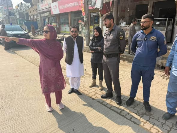 پسرور: امن چوک میں غیر قانونی پارکنگ کے خلاف مشترکہ آپریشن، نالے پر بنے ریمپس ہٹانے کے - تصویر 2