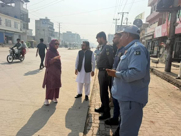 پسرور: امن چوک میں غیر قانونی پارکنگ کے خلاف مشترکہ آپریشن، نالے پر بنے ریمپس ہٹانے کے - تصویر 3