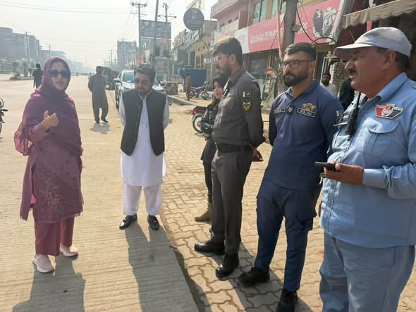 پسرور: امن چوک میں غیر قانونی پارکنگ کے خلاف مشترکہ آپریشن، نالے پر بنے ریمپس ہٹانے کے - تصویر 4