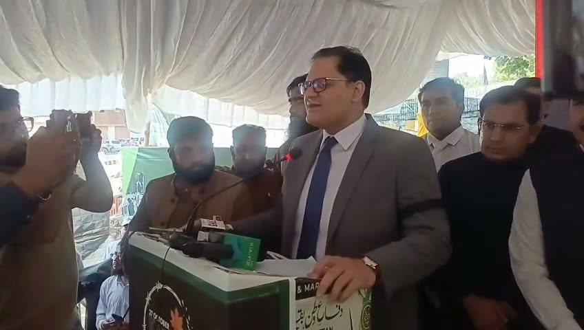 کچہری چوک میں 'کشمیر بلیک ڈے' کے حوالے سے منعقدہ ریلی سے ڈپٹی کمشنر اویس مشتاق خطاب کر رہے ہیں