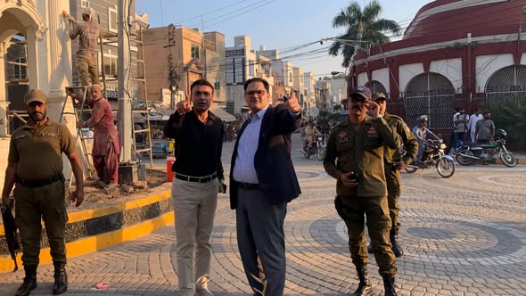ڈپٹی کمشنر سیالکوٹ اویس مشتاق نے کچہری چوک پہ جاری بیوٹیفیکیشن کے کام کا جائزہ لیا
