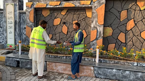 ڈپٹی کمشنر سیالکوٹ اویس مشتاق نے کچہری چوک پہ جاری بیوٹیفیکیشن کے کام کا جائزہ لیا