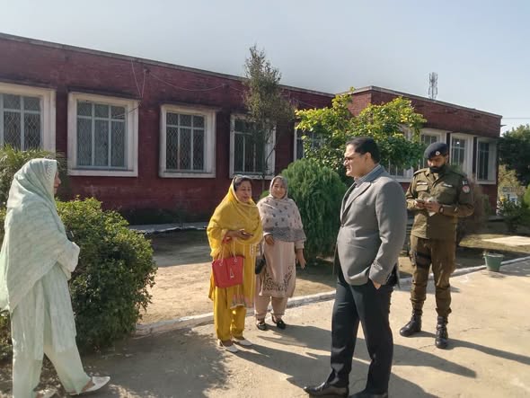 ڈپٹی کمشنر سیالکوٹ کا گورنمنٹ فقیر الدین گرلز ہائی سکول لنگے کا دورہ: تدریسی امور اور انتظامات کا تفصیلی معائنہ