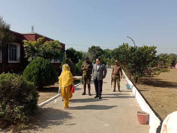 ڈپٹی کمشنر سیالکوٹ کا گورنمنٹ فقیر الدین گرلز ہائی سکول لنگے کا دورہ: تدریسی امور اور انتظامات کا تفصیلی معائنہ