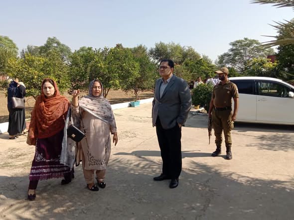 ڈپٹی کمشنر سیالکوٹ کا گورنمنٹ فقیر الدین گرلز ہائی سکول لنگے کا دورہ: تدریسی امور اور انتظامات کا تفصیلی معائنہ