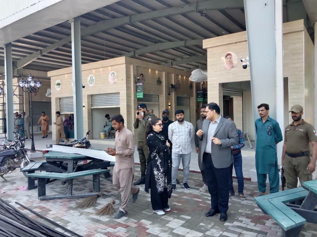 ڈپٹی کمشنر سیالکوٹ اویس مشتاق نے پسرور میں زیرِ تعمیر سہولت بازار کا دورہ   کیا