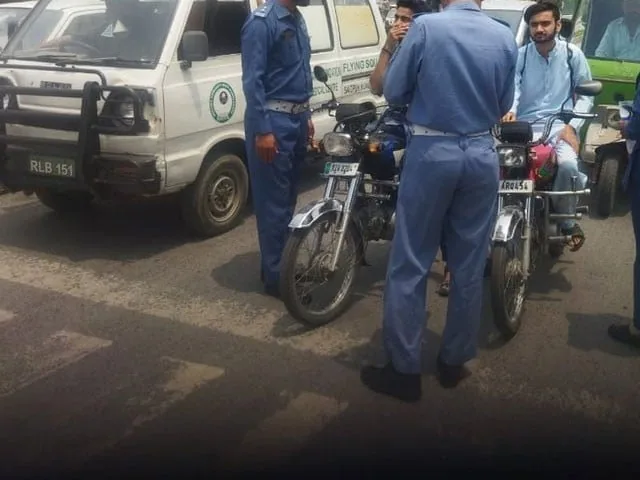 پسرور میں ٹریفک افسران کے ٹارگٹ چالان شہریوں کیلئے شدید پریشانی