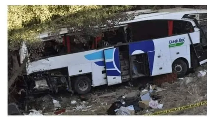 سیالکوٹ سے آنے والی سکول ٹرپ کی بس حادثے کا شکار، ایک بچی جاں بحق، متعدد زخمی