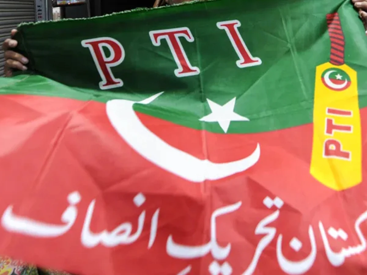 پختونخوا میں گورنر راج کے بعد پاکستان تحریک انصاف سے پہلا استعفا
