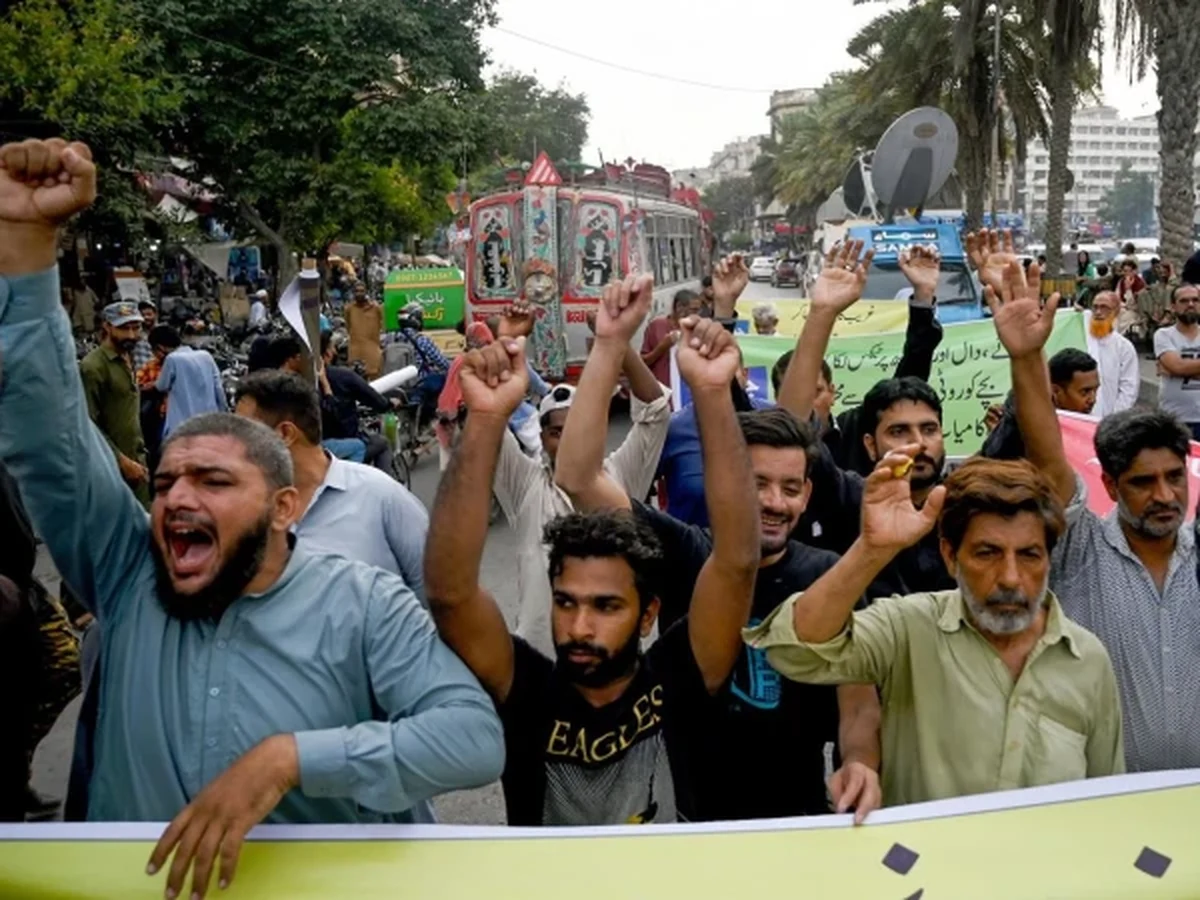 Lahore, citizens came out on the streets against the gas shutdown and inflation