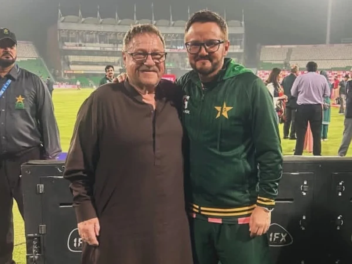 قومی ٹیم کے کیوی ہیڈ کوچ مائیک ہیسن کے والد نے بھی اسٹیڈیم میں میچ دیکھا