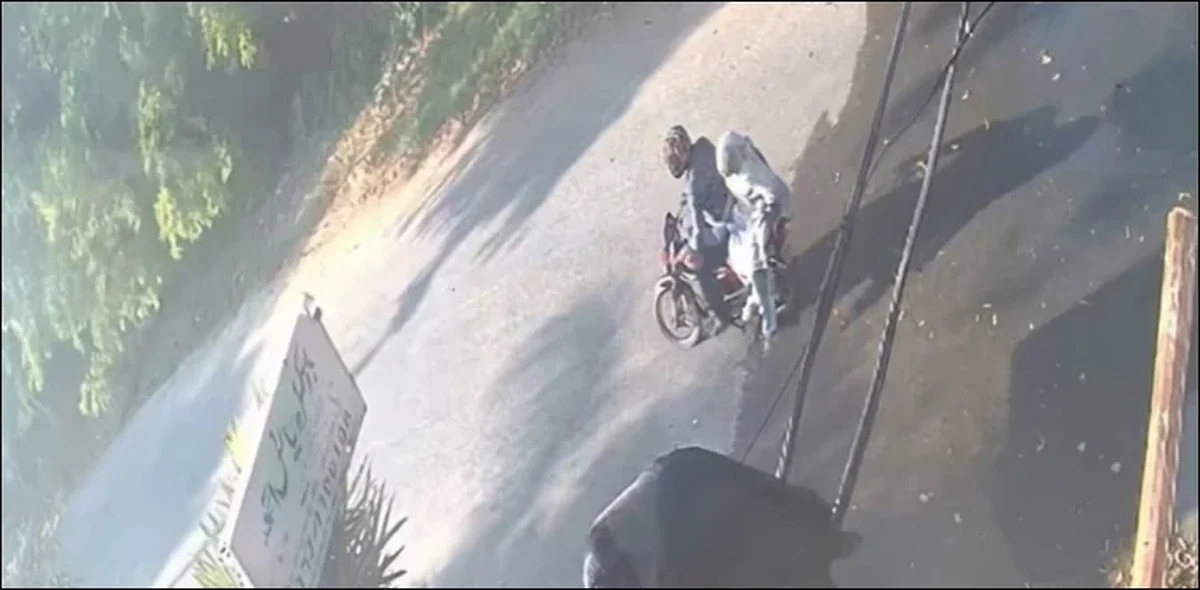 چلتی موٹر سائیکل پر آن لائن بائیک رائیڈر کی نازیبا حرکت، خاتون نے چھلانگ لگا دی