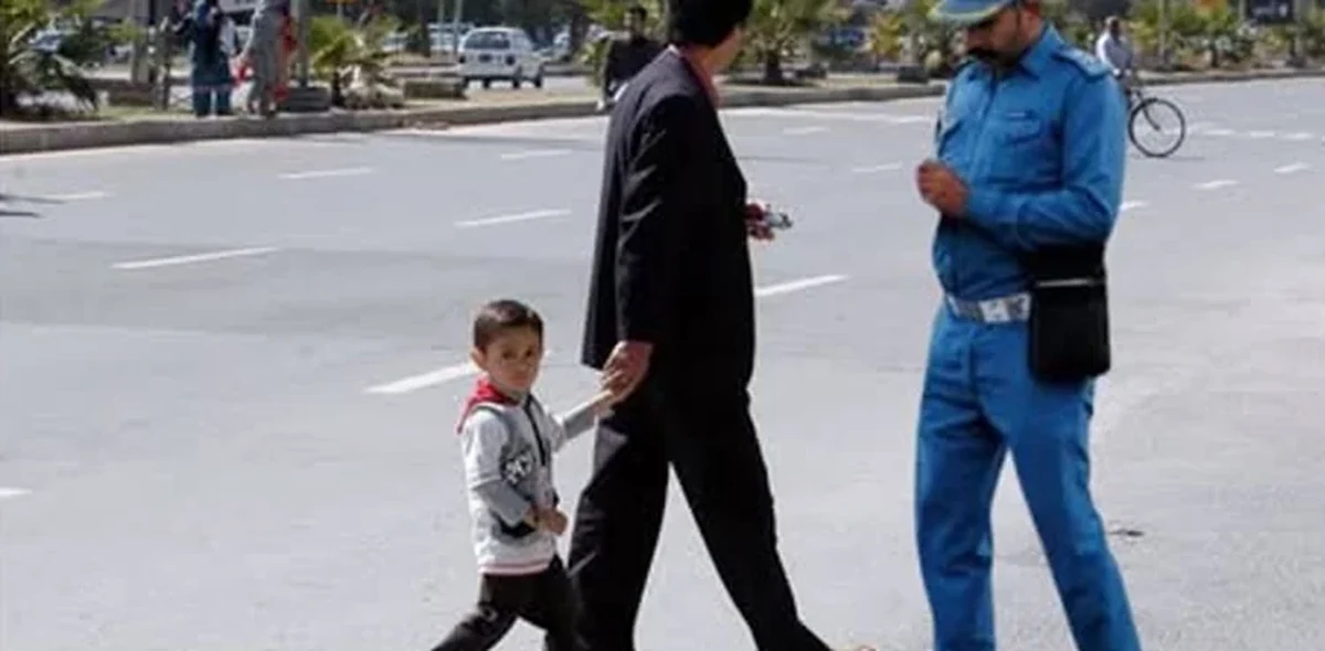 عوام ہوشیار! اب پیدل سڑک عبور کرنے والوں پر بھی جرمانہ ہوگا