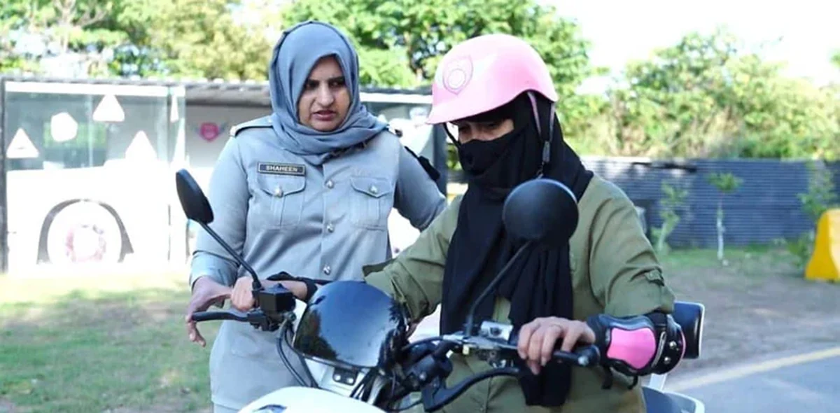 بغیر کسی فیس کے اسکوٹی چلانا سیکھنے کا موقع! خواتین کہاں اور کیسے اپلائی کریں؟