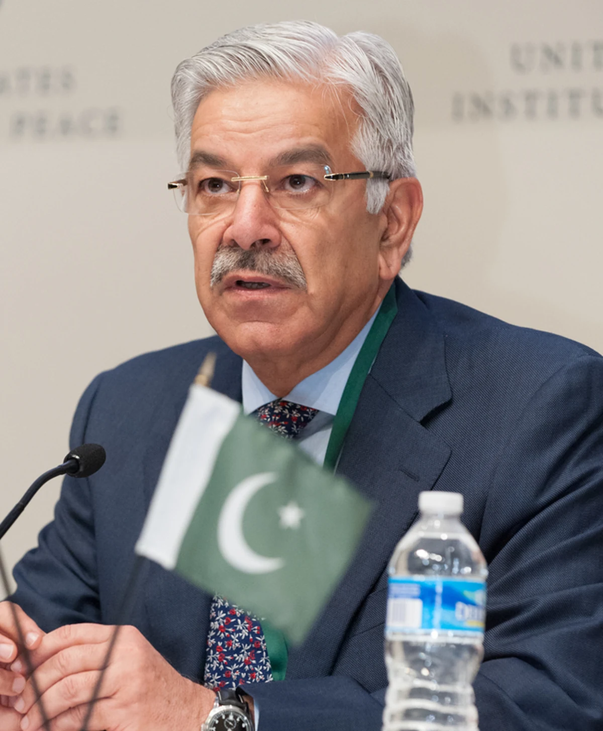 ’ایران میں کوئی دفاعی معاہدہ نہیں ہو رہا تھا‘: تہران اجلاس سے کشمیر کمیٹی تک خواجہ آصف اور مولانا فضل الرحمٰن آمنے سامنے